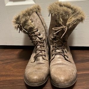 Women’s Faux Fur Boots. Light Brown. Size 8.5